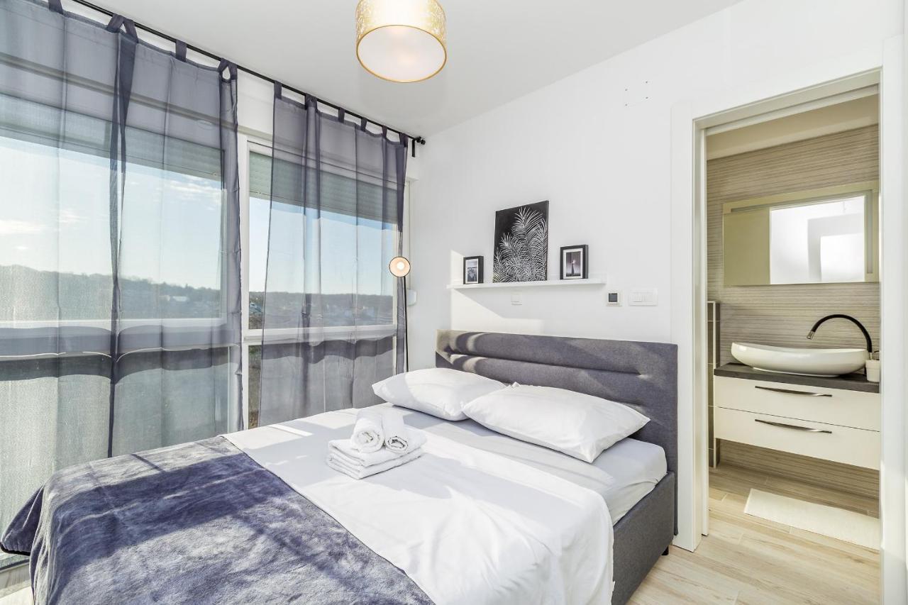 Apartments Solis Lacus Penthouse Njivice Bagian luar foto